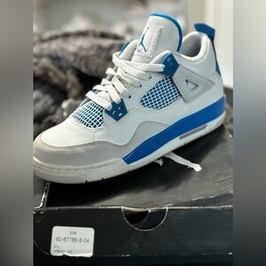 Air Jordan 4 Retro. Industrial blue 💙  Size 7 Grade School 8 Women’s ☺️